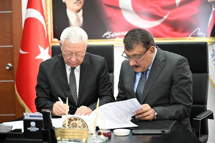 Depremzedeler için yapılacak olan 310 adet hafif çelik prefabrik konut yapımı ile ilgili protokol imzalandı.