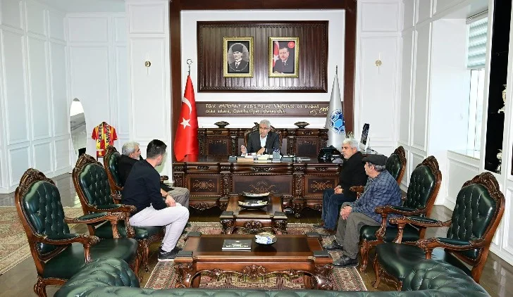 Battalgazi Belediyesi Başkanı Osman Güder, Vatandaşların Sorun ve Taleplerini Dinliyor