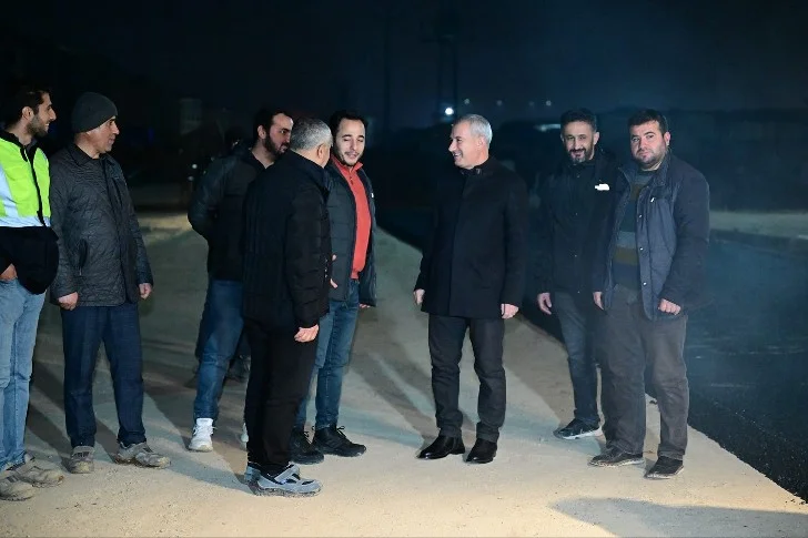 Başkan Çınar, Fen İşleri Müdürlüğü ekiplerini gece mesaisinde yalnız bırakmadı.