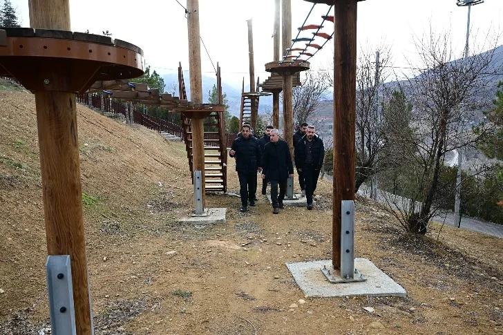 Yeşilyurt Belediye Başkanı Mehmet Çınar, yapımı tamamlanan Şahintepesi Macera Parkı’nı inceledi.