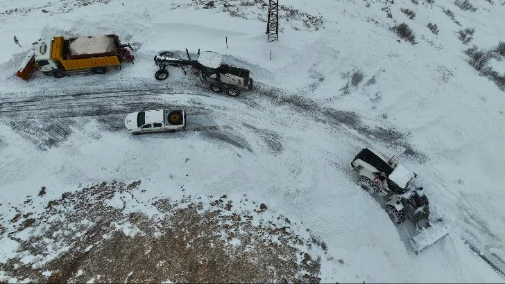 Büyükşehir Belediyesi, 26 Ocak 2024 tarihinde başlayan kar yağışı nedeniyle kapanan yolların açılması için çalışmalarını sürdürmektedir