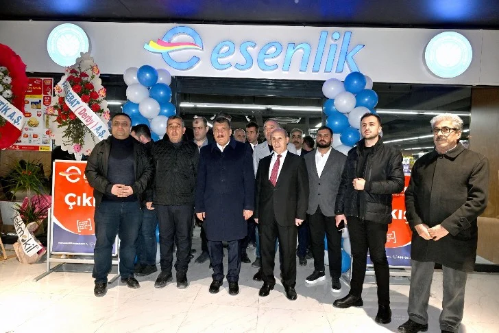 Esenlik Market, Malatya City AVM’de yeni bir şube açtı. Açılışa Malatya Büyükşehir Belediye Başkanı Selahattin Gürkan da katıldı.