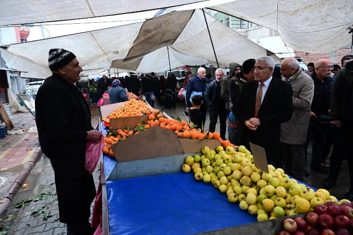 Esnafa hayırlı işler dileyen Başkan Güder, esnaf ve vatandaşlarla sohbet ederek talepleri dinledi.