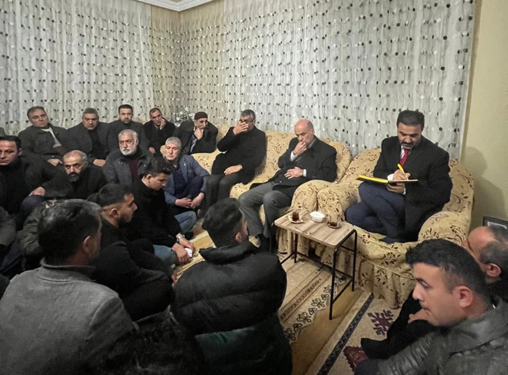 “Deprem konutları ortada yok, milletvekilleri ortada yok, belediye başkanları ortada yok, kura çekilmiş asıl hak sahipleri ortada yok”