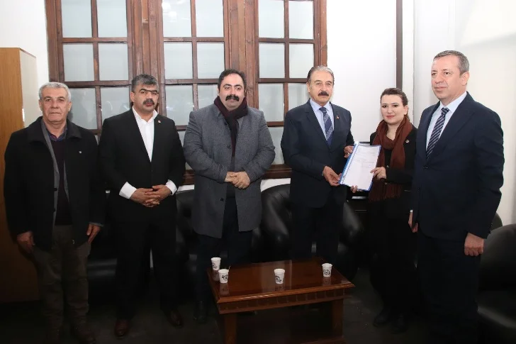 “Yıkık değil, çökmüş bir şehirde yaşamaya ve mücadele etmeye çalışıyoruz”