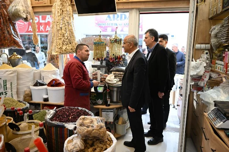 AK Parti Malatya Büyükşehir Belediye Başkan Adayı Sami Er, ziyaret ettiği esnafların sorun ve sıkıntılarını dinlerken Malatya’nın çarşısını 1 yılda ayağa kaldırılacağını söyledi.
