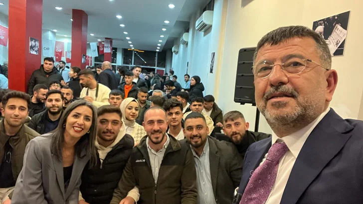 “Mülakat değil liyakat” diyen Ağbaba, mülakat sisteminin adil olmadığını ve gençlerin iş bulma şansını zorlaştırdığını söyledi.