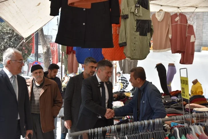 “Bu seçimde iktidara sarı kart gösterelim. Eğer bu seçimde bunlara sarı kart göstermezsek, 1 Nisandan sonra hepimizi çok zor günler bekliyor olacaktır.