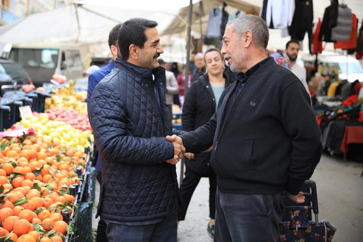 AK Parti Battalgazi Belediye Başkan Adayı Bayram Taşkın, semt pazarında esnaf ve vatandaşlarla bir araya geldi