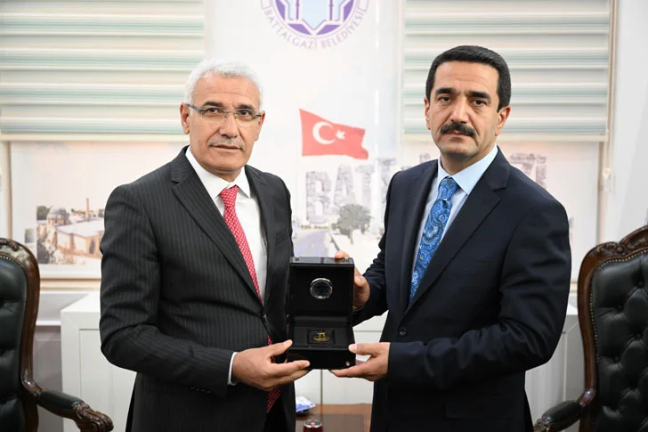 Battalgazi Belediye Başkanlığı’na seçilen Bayram Taşkın, devir teslim töreniyle görevi Eski Belediye Başkanı Osman Güder’den devraldı.
