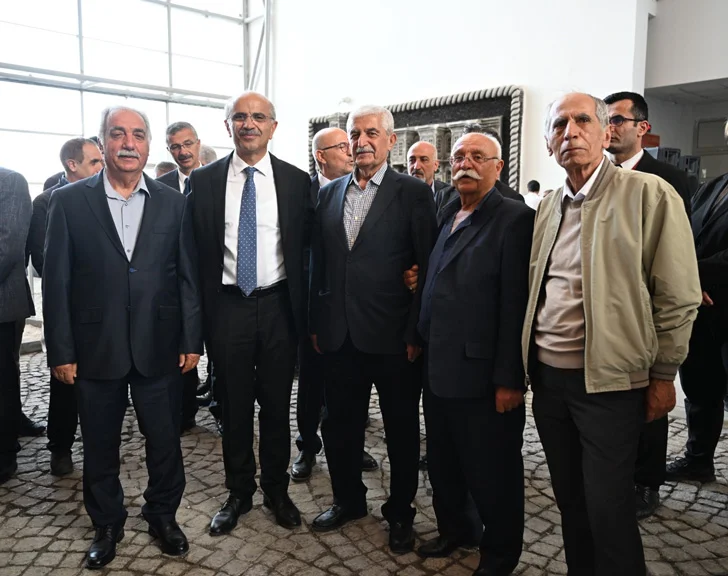 Başkan Er, Büyükşehir Belediyesi fuaye (zemin kat) alanında düzenlenen Tebrik Kabul Töreninde vatandaşlarla ve personellerle bir araya geldi