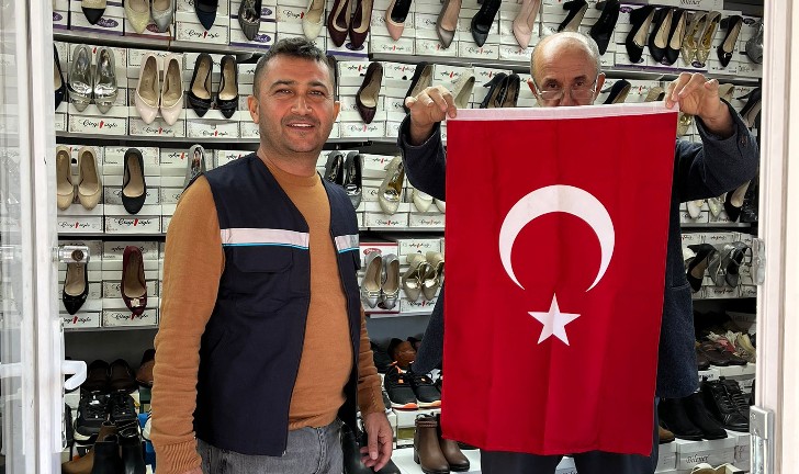 Battalgazi Belediyesi’nden Cumhuriyet Bayramı’nda Esnafa Bayrak Hediyesi