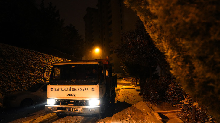 Kar yağışının etkili olduğu Battalgazi’de ekipler, gece boyunca tuzlama çalışmaları yaparak yolları açık tutmak için yoğun mesai harcıyor.