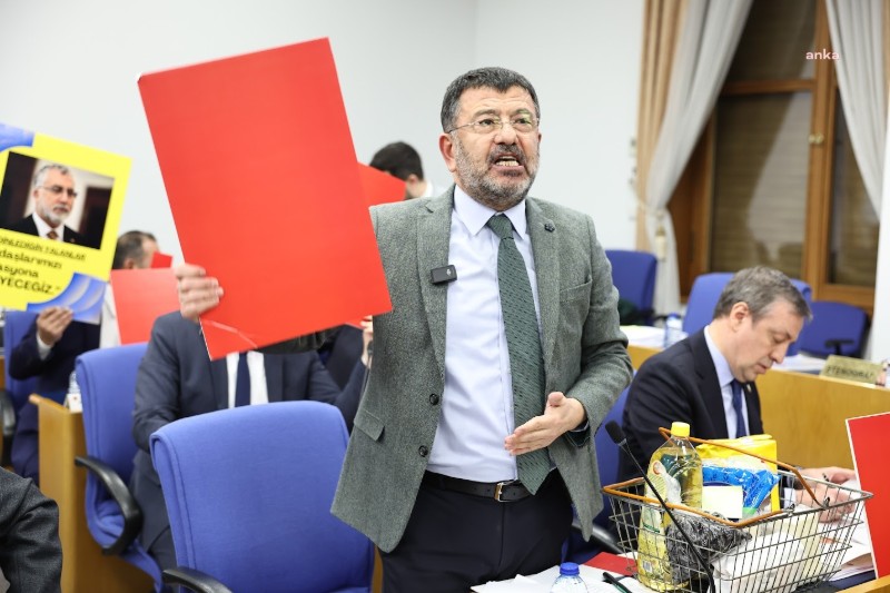 CHP’li Ağbaba, Emekli Zammını Protesto Etti: “Alayınıza Kırmızı Kart!”
