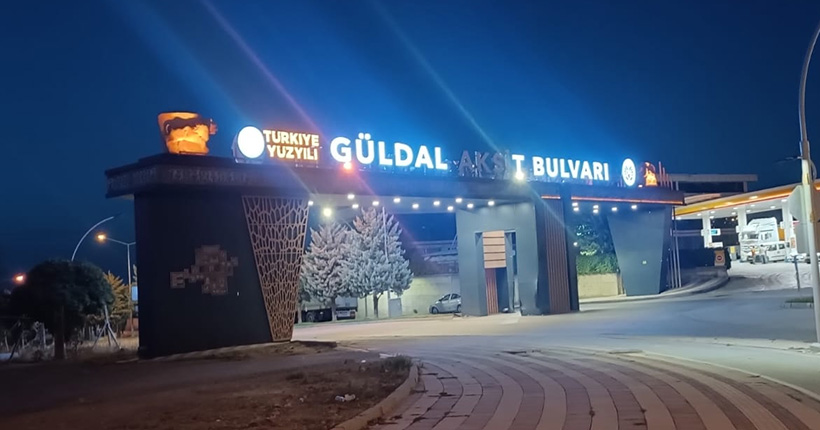 Güldal Akşit Bulvarı Girişindeki Karanlık: “Vefa Sadece Tabela İle Olmaz!”