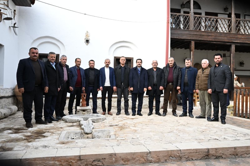 Başkan Bayram Taşkın, Eski Malatya Muhtarlarıyla Tarihi Mekânda İstişare Etti