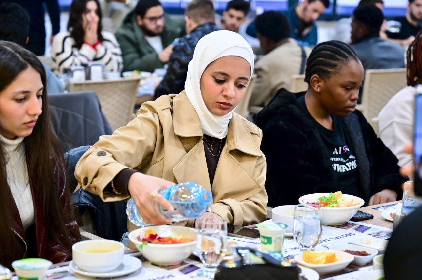 Yeşilyurt’ta Gönül Coğrafyası Aynı Sofrada Buluştu: Başkan Geçit’ten Uluslararası Öğrencilere Anlamlı İftar