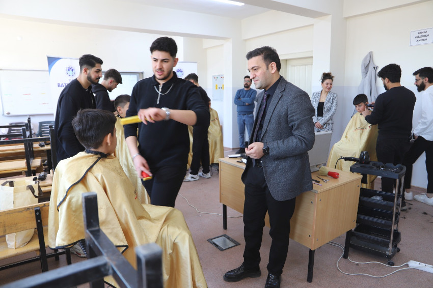 Battalgazi’de Bayram Mesaisi “Gönül Tıraşı” ile Başladı