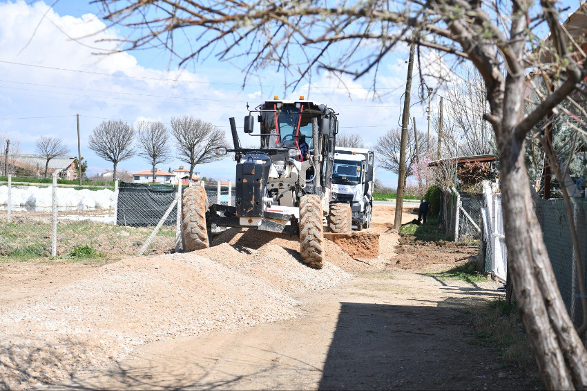 Yeşilyurt ilçesinde ulaşım altyapısını güçlendirmeye yönelik çalışmalar hız kesmeden devam ediyor.