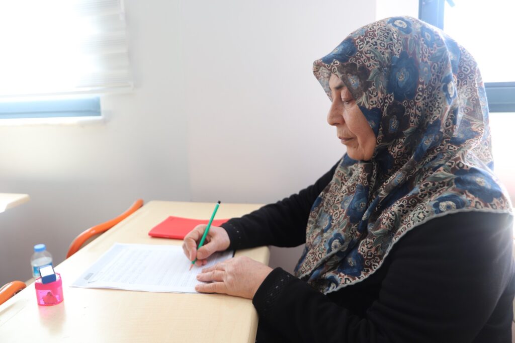 Battalgazi’de Sosyal Belediyecilik Örneği: Yaşlı Çınarlar Ahmet Kekeç Kütüphanesi’nde