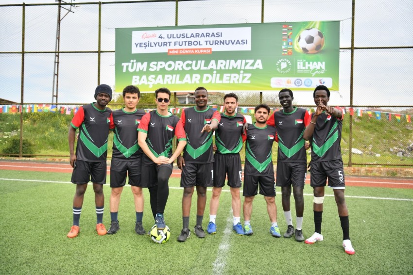 Yeşiltepe’de Futbol Şöleni: 18 Ülkenin Öğrencileri Yeşilyurt ‘Mini Dünya Kupası’nda Sahaya İndi