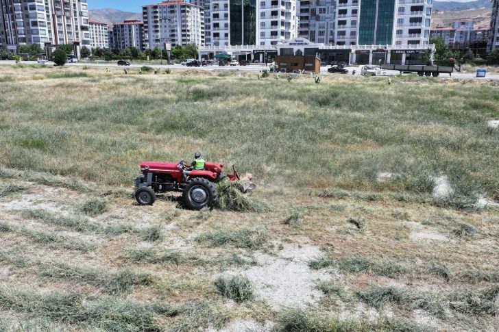 Yeşilyurt’ta Alarm: Kavurucu Sıcaklar Öncesi Yangın ve Haşereye Karşı Ot Biçme Seferberliği